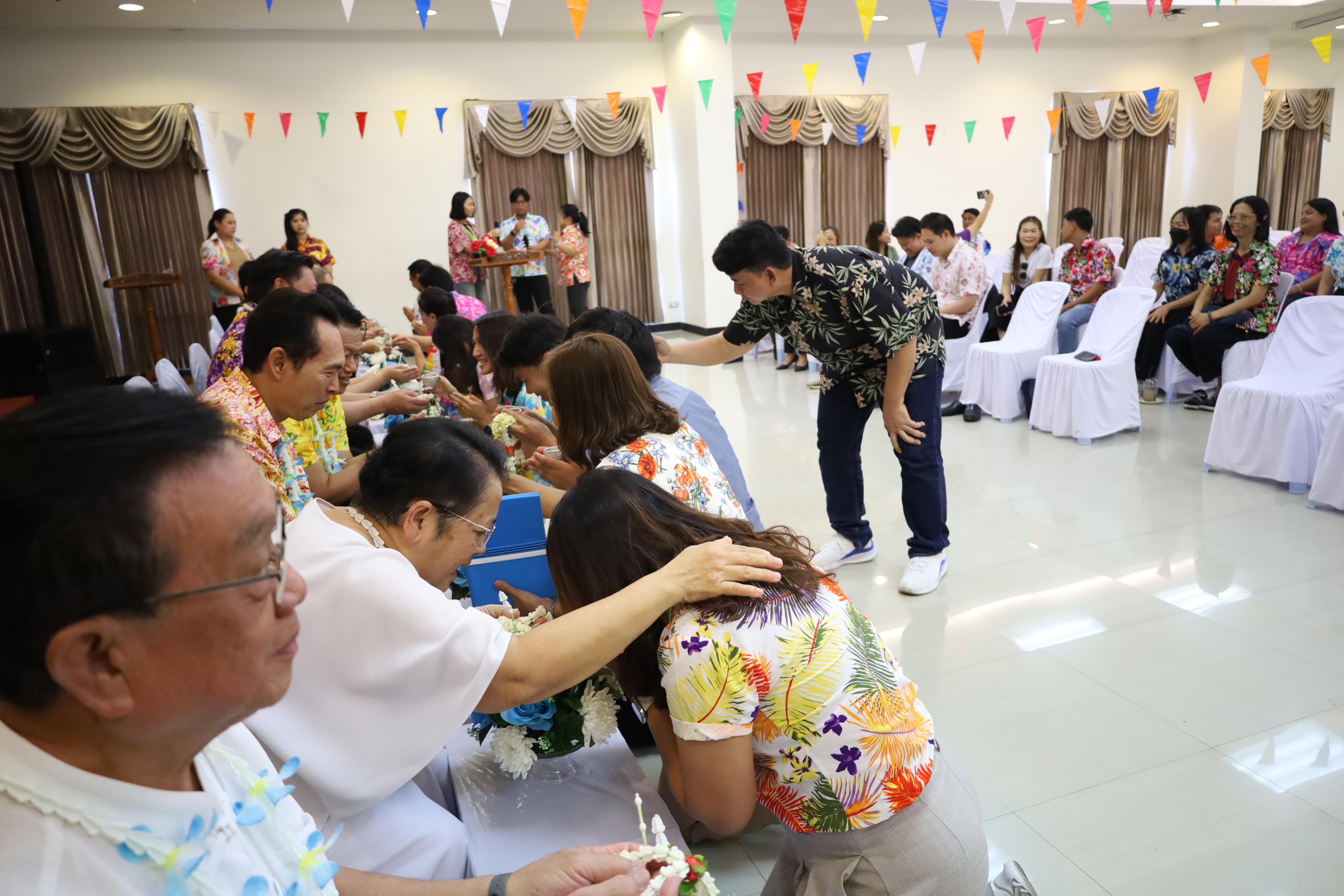 152. วันที่ 26 เมษายน 2568 สาขาการบริหารการศึกษา ได้จัดกิจกรรมรดน้ำดำหัวคณาจารย์ระดับบัณฑิตศึกษา ประจำสาขาการบริหารการศึกษา ณ ห้องประชุมครุร่มสัก 1 ชั้น 3 อาคารคณะครุศาสตร์